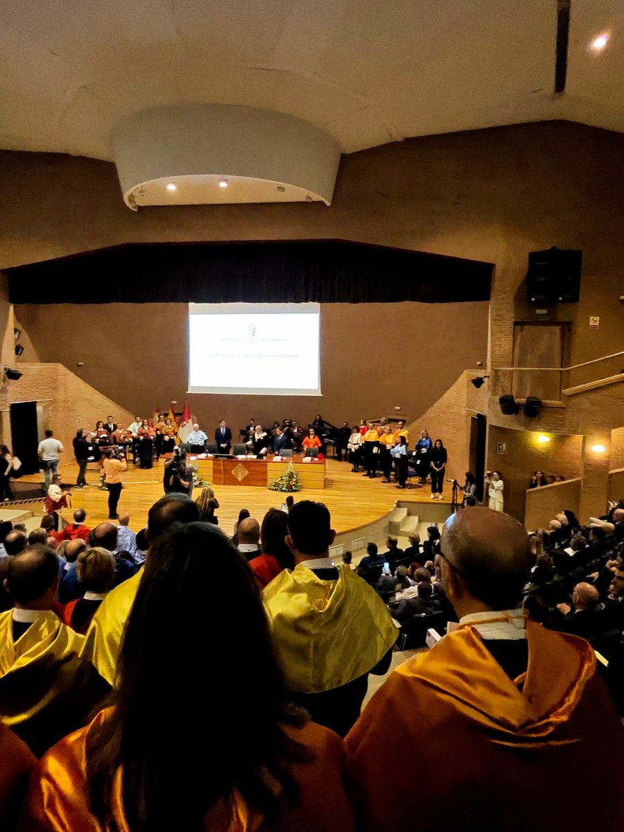 Iniciamos curso académico celebrando 40 años, #UCLM40 en mi caso son 37 los vinculados con mi universidad! Objetivo, discurso y memoria mirando a futuro con y desde nuestra región,
Momentos con Rector Julián_Garde y SG Isabel Gallego, Acto apertura 25/26