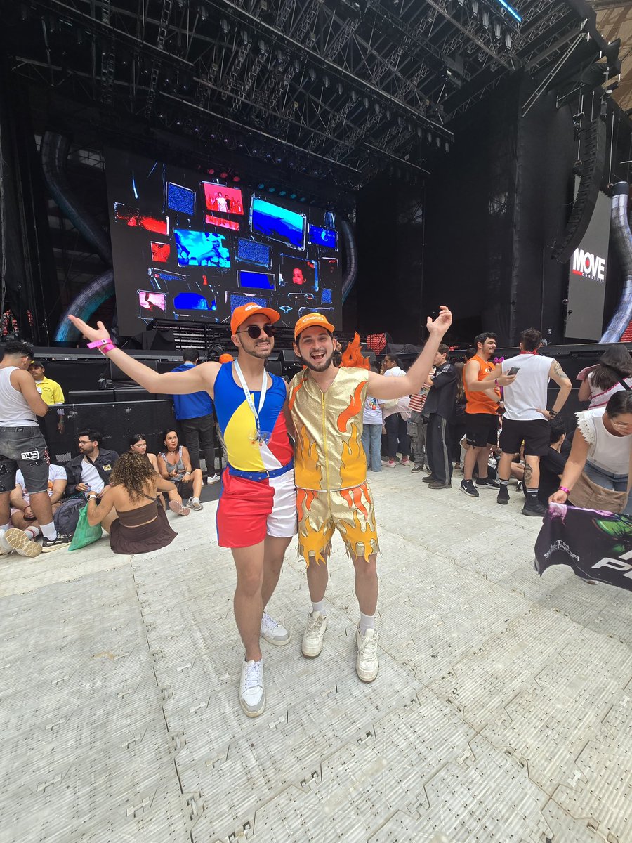 Waele24's tweet photo. E eu que so esse ano fui para o show da @xtina @kylieminogue @Beyonce e @katyperry . Nossa, esse ano foi abençoado. Que emoção. https://t.co/dulpkXG8Rz