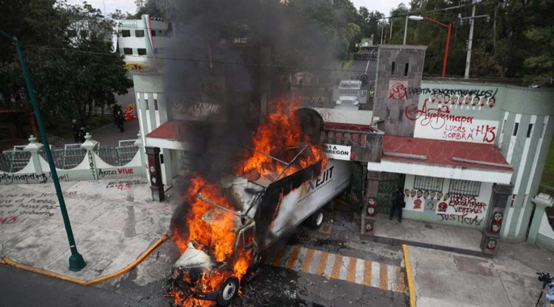 🚨 Claudia Sheinbaum condena los actos violentos en el Campo Militar 1 y reitera compromiso con la verdad y justicia en el caso Ayotzinapa. #Ayotzinapa #ClaudiaSheinbaum #Justicia #México mayacomunicacion.com.mx/sheinbaum-cond…