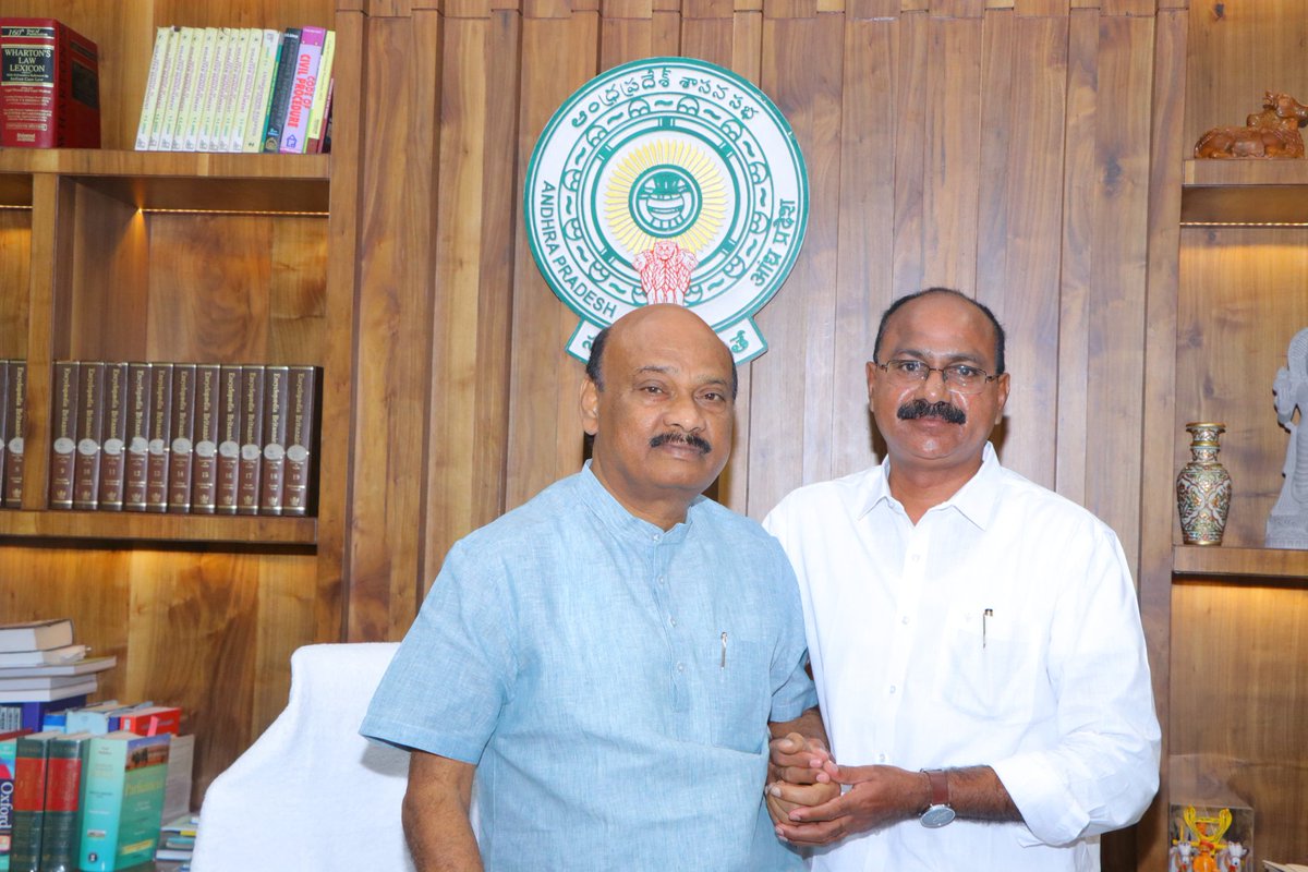 GAJUWAKA_JSP's tweet image. AP రాష్ట్ర శాసన సభాపతి గౌరవనీయులు శ్రీ చింతకాయల అయ్యనపాత్రుడు@AyyannaPatruduC గారిని ఆయన పేషి లో మర్యాద పూర్వకకంగా కలిసి సహకార వ్యవస్థలపై చర్చిచిన ఉమ్మడి విశాఖపట్నం జిల్లా DCCB చైర్మన్ శ్రీ కోన తాతారావు@TataraoKona గారికి పలు సూచనలు చేసిన గౌరవ సభాపతి గారు.
@JanaSenaParty @JaiTDP