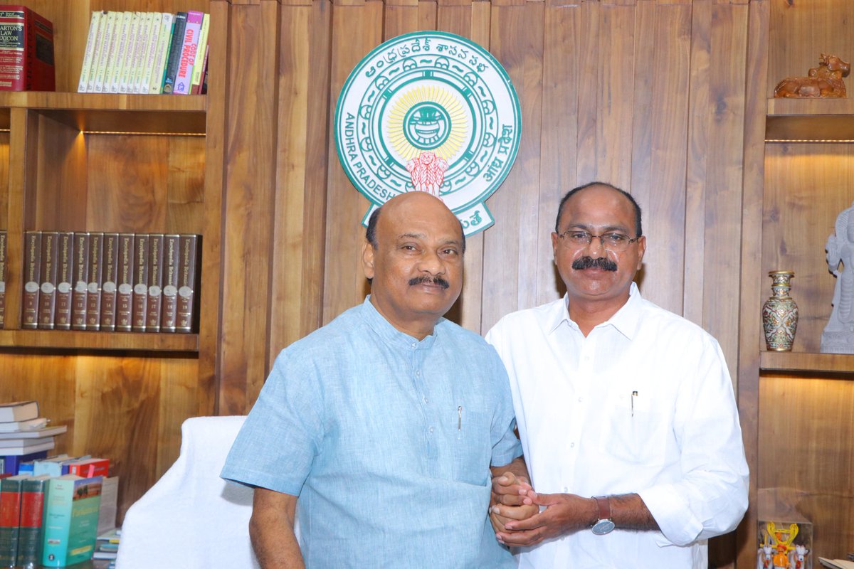 GAJUWAKA_JSP's tweet image. AP రాష్ట్ర శాసన సభాపతి గౌరవనీయులు శ్రీ చింతకాయల అయ్యనపాత్రుడు@AyyannaPatruduC గారిని ఆయన పేషి లో మర్యాద పూర్వకకంగా కలిసి సహకార వ్యవస్థలపై చర్చిచిన ఉమ్మడి విశాఖపట్నం జిల్లా DCCB చైర్మన్ శ్రీ కోన తాతారావు@TataraoKona గారికి పలు సూచనలు చేసిన గౌరవ సభాపతి గారు.
@JanaSenaParty @JaiTDP