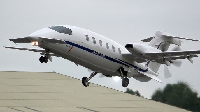 PallRay's tweet photo. Dnes má krásné 39. #vzletiny italský dopravní letoun Piaggio P.180 Avanti, který drží titul jednoho z nejnezvyklejších civilních strojů.
Proč? No jen se na něj podívejte. Oproti konvenčním typům Avanti vyniká nejen uspořádáním nosných ploch, ale také tlačnými motory #longpost
P.180 má nejen křídlo a svislé ocasní plochy, ale také malé kachní plošky na přídi. Ty mají své vlastní vztlakové klapky, které se automaticky vysouvají s klapkami na hlavním křídle. Kachní plošky jsou rovněž mírně zkosené, díky čemuž přechází do pádu dříve než hlavní křídlo, a mají 5° anhedrálu (aby jím vytvářené turbulence nenarušovaly proudění vzduchu do motorů).
O pohon se starají dva turbovrtulové motory s výkonem 630 kW každý, s nimiž Avanti dosahuje max. rychlosti 740 km/h při max. doletu 2830 km. Přetlakovaná kabina pojme 7-9 pasažérů a díky umístění motorů je v ní nízký hluk (výrobce udává max. 68 decibelů).
Do současnosti se vyrobilo cca 250 kusů. Většinu vlastní soukromí majitelé, v některých zemích ale létají i ve státních službách. Jde především o Itálii, kde Avanti kromě italského letectva používají například i karabiniéři, námořnictvo či státní policie. 2 kusy provozuje i polská Letecká zdravotnická služba, v minulosti P.180 létaly i v řadách Kanadské jízdní policie a bulharských vzdušných sil.
A pokud jste minulý víkend byli na Dnech NATO, mohli jste Avanti vidět naživo coby součást italské účasti.