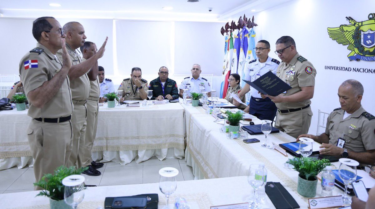 UNADE_RD's tweet image. Durante la jornada se juramentaron 3 nuevos miembros, se aprobaron proyectos de investigación y se reconocieron 14 docentes y egresados por sus aportes al desarrollo institucional y a la educación superior en el ámbito de la defensa.
#LiderazgoMilitar