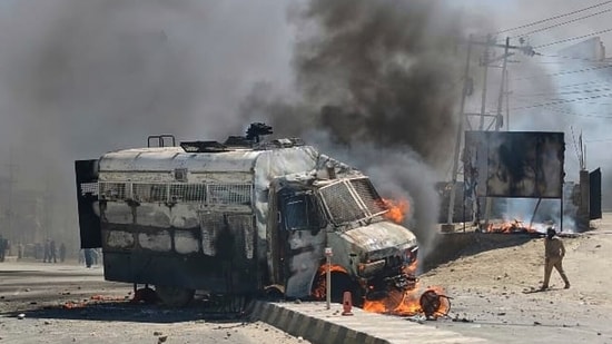 आप एक्टिविस्ट हो या एजेंडेबाज,  आपको अधिकार नहीं है कि सैन्य बल पर हमला करे! 
#SonamWangchuk के बाहरी उग्रवादियो ने CRPF वाहन को आग लगाई थी।