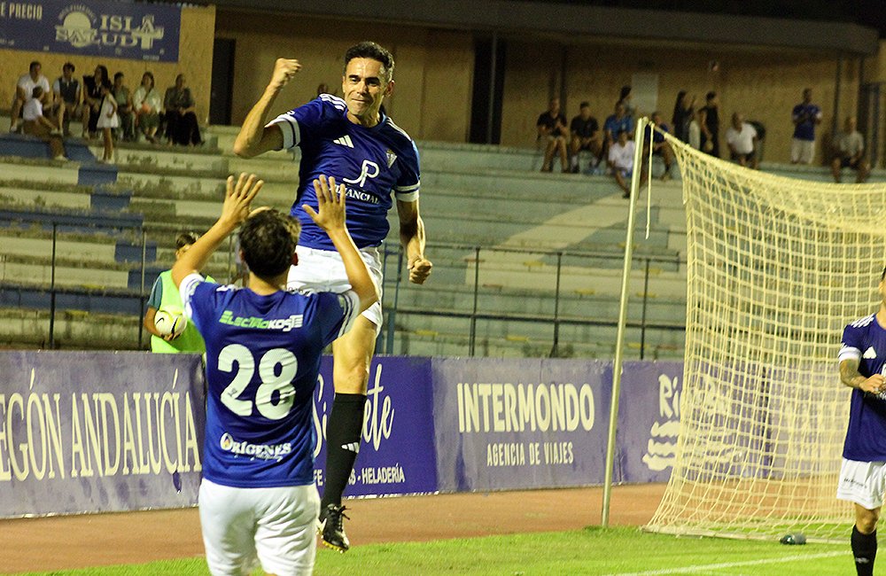 Pedro Carrión: "Esto es un regalo de la vida y el secreto de seguir en activo en el <a href="/_CDSanFernando/">CD San Fernando 1940</a> con 47 años es que me apasiona el deporte y, sobre todo, el fútbol". 
Vea la entrevista en deportedelaisla.com
deportedelaisla.com/2025-09-26/san…