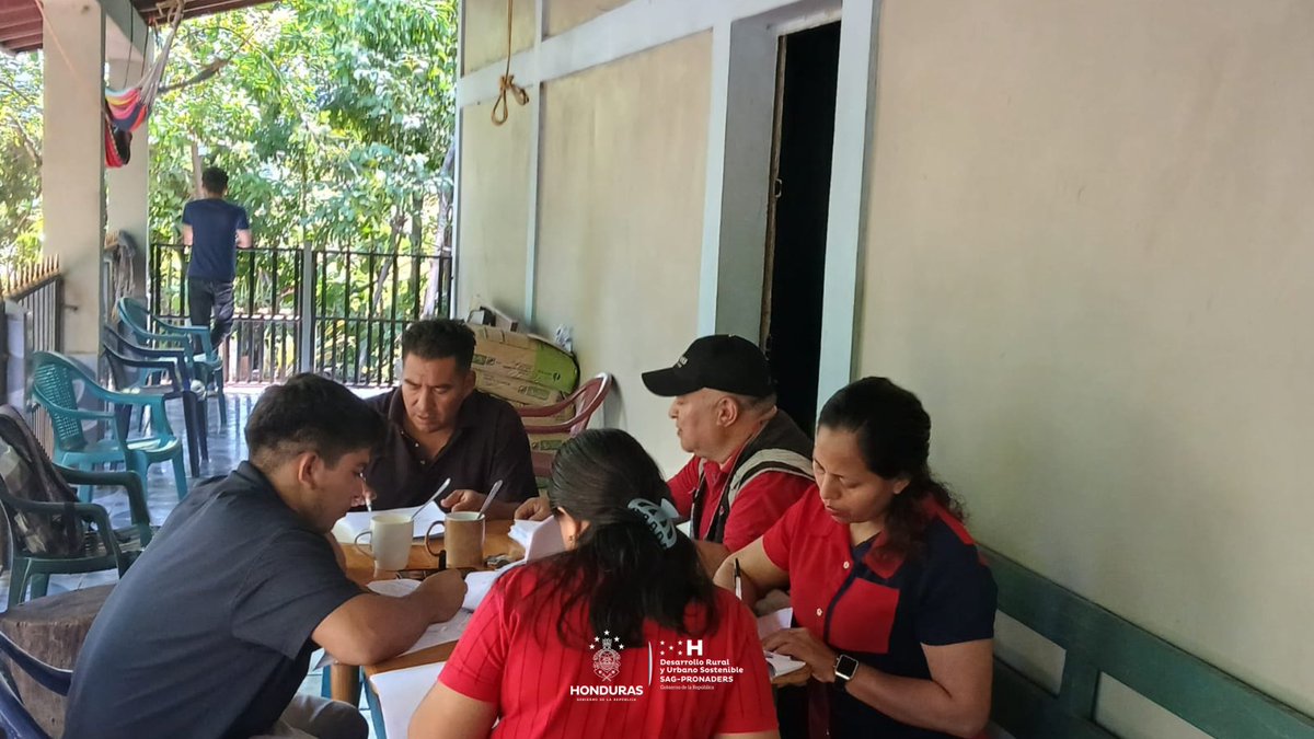 pronaders_hn's tweet image. 📍Aldea San Marcos, Colomoncagua | #Intibucá
La Caja Rural &quot;Unión El Jícaro&quot;, con apoyo de #SAG_PRONADERS, fortalece sus capacidades con planes de inversión que impulsan la economía local. 📈🌱
Promovemos acceso al crédito, emprendimiento rural y bienestar sostenible. 👩‍🌾👨‍🌾