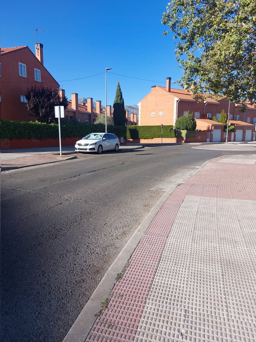 Aunque no lo parezca, eso es un paso de peatones. Por favor, señalicen y pinten ese frecuentado paso de peatones de C/ Vía Berrocal. No me explico como nadie del Ayuntamiento ve estas cositas tan básicas que llevan así años por todo el pueblo. #Moralzarzal
