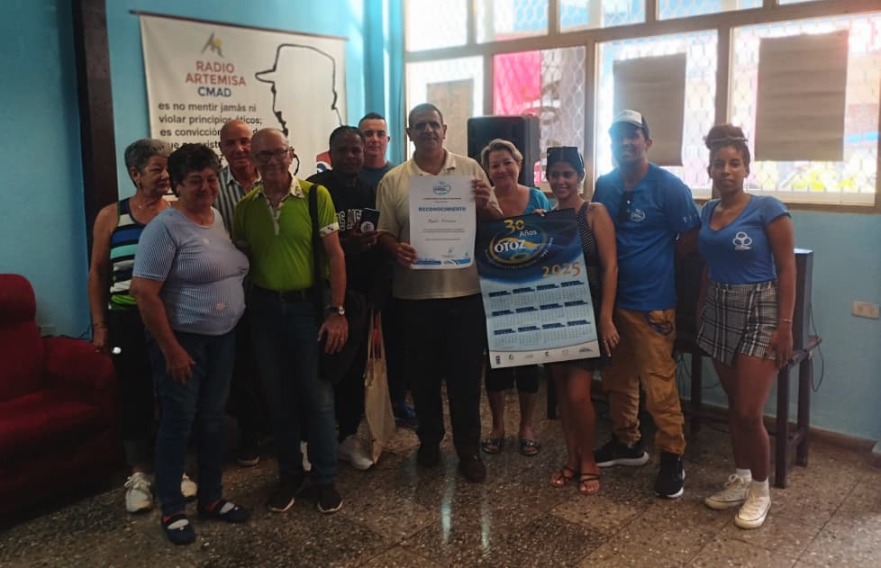 JuanBertico's tweet image. Miembros de la Dirección Provincial del #CITMA hicieron entrega esta mañana del reconocimiento por la contribución a la preservación y prevención del medio ambiente a la Emisora Provincial de #15AñosArtemisa