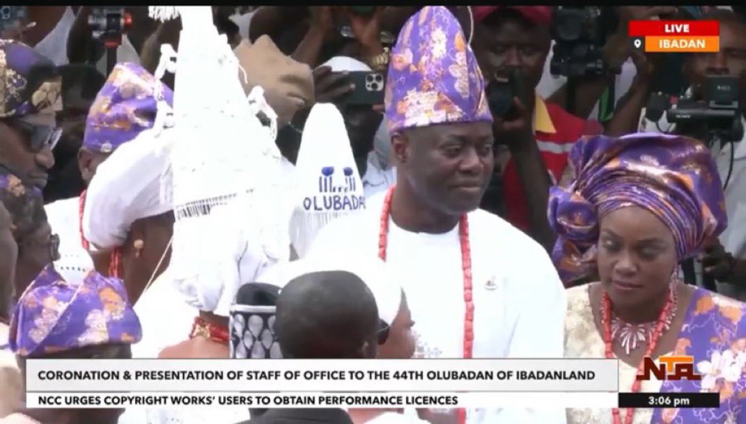 Finally, Governor Seyi Makinde presents staff of office to Olubadan Oba Rashidi Adewolu Ladoja Arusa-1 🤩