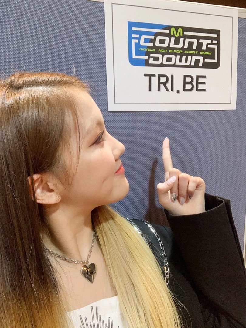 creativcore's tweet image. iba a dormirme pero el #𝐤e͟n𝕫𝕚e𖡻ཋྀ𝐝e𝚋u𝕥 me llamó como si fuera un cántico de ángeles 🐰ꕀ .*🎼 así que no pude evitar levantarme de la camita solo con intenciones de que #𝐶ra𝕫yᰔʼℜo𝑙l𝕪 sea mi único mood del día, ¿me gané una firma por eso?

𝔴ave 𝟚 ⋆✿｡𓏸 ˚ #𝚅ahn