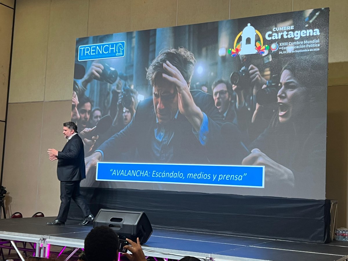 PolitologosD's tweet photo. 🔥| Mauro Becerra @becerra_mauro presenta "Avalancha: medios, escándalo y prensa" en la #CumbreCartagena 🇨🇴 https://t.co/rBoK8JhIHo