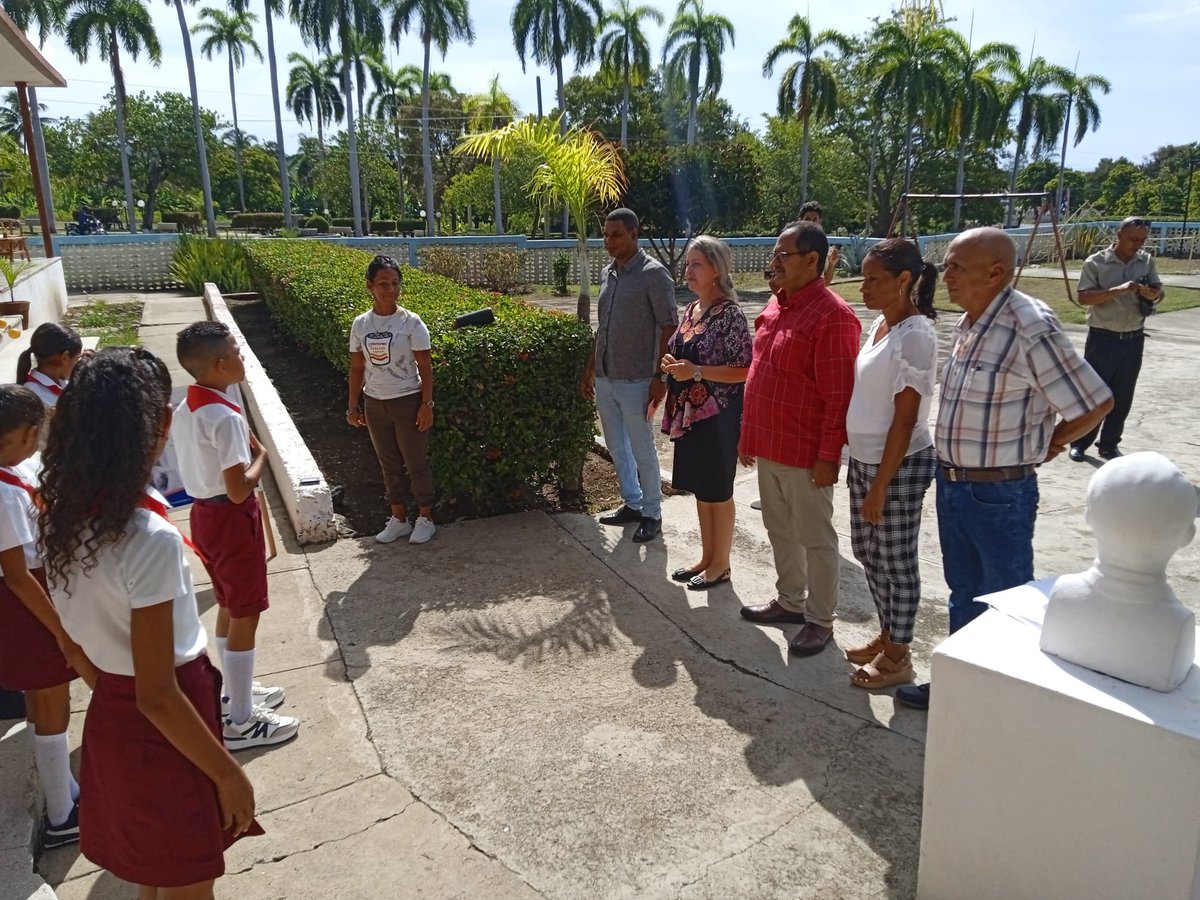 Hoy, visita a municipio Guamá, #SantiagoDeCuba
Profundas emociones en El Uvero Inspira la presencia de la obra revolucionaria, la cercanía a la historia  y a #Fidel
En SI Combate del Uvero, la pasión de nuestros educadores y la alegría de nuestros niños🌹
ORGULLO DE #CubaMined🇨🇺