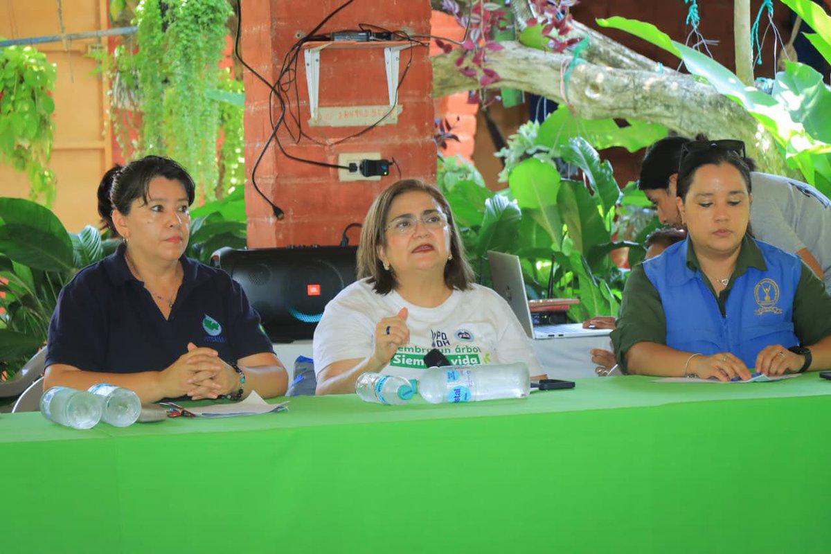 Como parte de la labor territorial en favor del Medio Ambiete, #ProcuradoraDDHH <a href="/RaqueldeGuevara/">Raquel de Guevara</a> llevó a cabo una reunión de la Mesa por el #DDHH del Medio Ambiente, en Ahuachapán, para coordinar y gestionar acciones que contribuyan a mejorar la calidad de vida de las comunidades