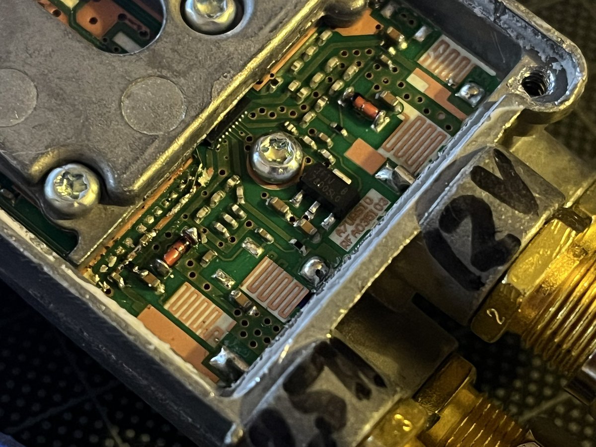 flo_0_'s tweet image. Refactored the LNB mod for @F0DEI and re-inserted the diode in the 25MHz input path. This allows for feeding the reference frequency along with the power supply through a single cable (with bias-T). Test setup prepared. Test to be commenced tomorrow
#amsat #hamradio