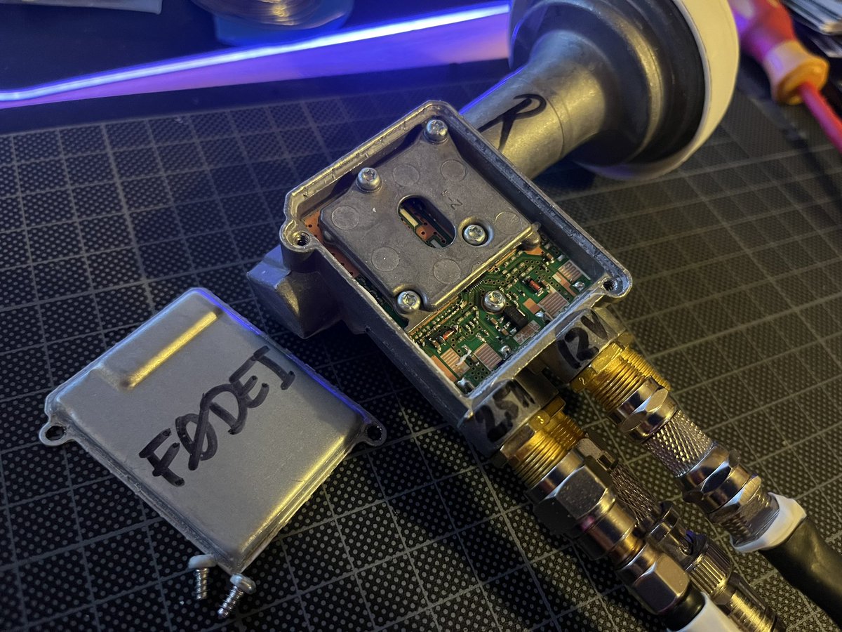 flo_0_'s tweet image. Refactored the LNB mod for @F0DEI and re-inserted the diode in the 25MHz input path. This allows for feeding the reference frequency along with the power supply through a single cable (with bias-T). Test setup prepared. Test to be commenced tomorrow
#amsat #hamradio