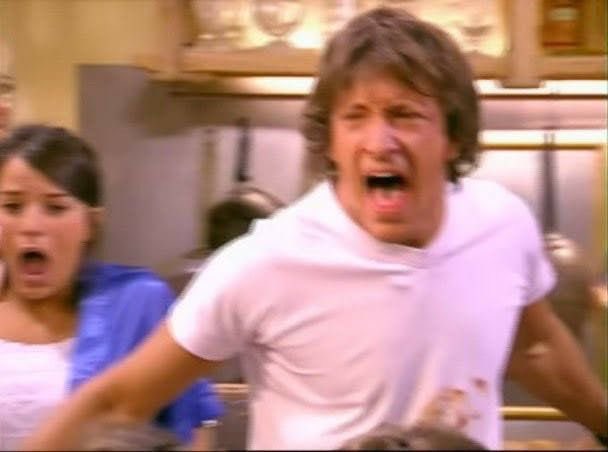 Los albañiles están arreglando el baño y yo me estoy cagando encima SE ME SALE LA CACAAA