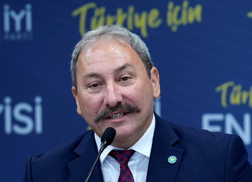 Görünen o ki, Erdoğan Amerika’dan “meşruiyet” almak için çok önemli politik ve ekonomik tavizler vermiş.
Oysa Erdoğan, ABD karşısındaki asıl meşruiyetini 15 Temmuz gecesi bizatihi FETÖ/ABD darbesine direnerek elde etmişti.

Bugün yaşananın adı ise içeride iktidarda kalabilmek