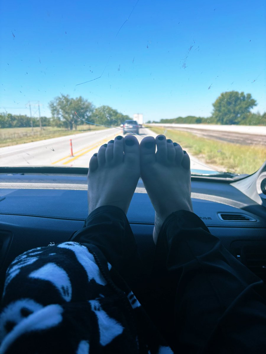 Purrvanaaaa's tweet photo. Feet on there way to Colorado🩵 #feetworshi̇p #feet #barefeet #toes #blacktoenails #roadtrip #feetfetısh #feetِ  #vacay https://t.co/CZ31F2lGj2