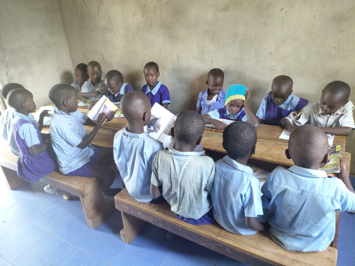 Umoja_Project's tweet image. 📚 We took our School Library Day to Ulalo Comprehensive School - 6 hours 297 learners (Grades 1–3 &amp;amp; 6–9), and  350 books: story, revision, reference &amp;amp; set books. 📚 Rotating groups = non-stop learning and joy from our students! 

#Umoja #LibraryDay #BooksForAll #EducationMatters