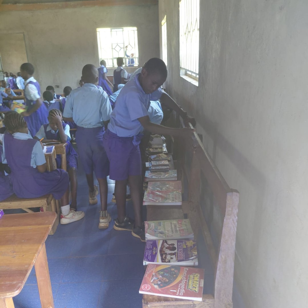 Umoja_Project's tweet image. 📚 We took our School Library Day to Ulalo Comprehensive School - 6 hours 297 learners (Grades 1–3 &amp;amp; 6–9), and  350 books: story, revision, reference &amp;amp; set books. 📚 Rotating groups = non-stop learning and joy from our students! 

#Umoja #LibraryDay #BooksForAll #EducationMatters