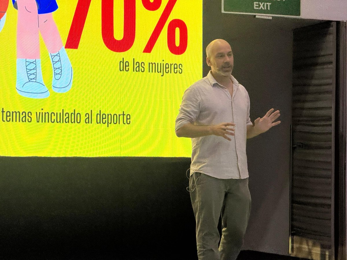PolitologosD's tweet photo. 🔥| Leandro Lurati @LeaLurati presenta "Deporte: una fábrica de buenas noticias" en la #CumbreCartagena 🇨🇴 https://t.co/jxMm4jBVOn