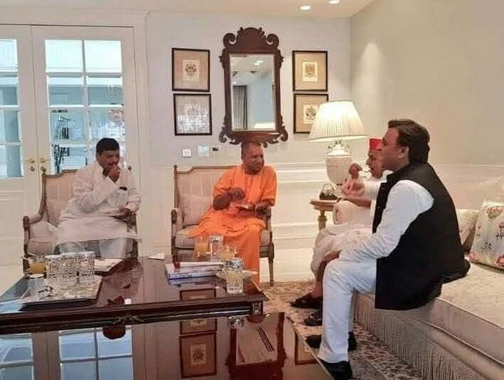 BSP_Activist_UP's tweet image. अखिलेश यादव और शिवपाल चचा मुख्यमंत्री योगी जी से पूछने गए हैं कि अब आज़म खान का क्या करना है?
या आपको क्या लगता है और किस बात की बैठक चल रही है?
#बसपा #9अक्टूबर_चलो_लखनऊ