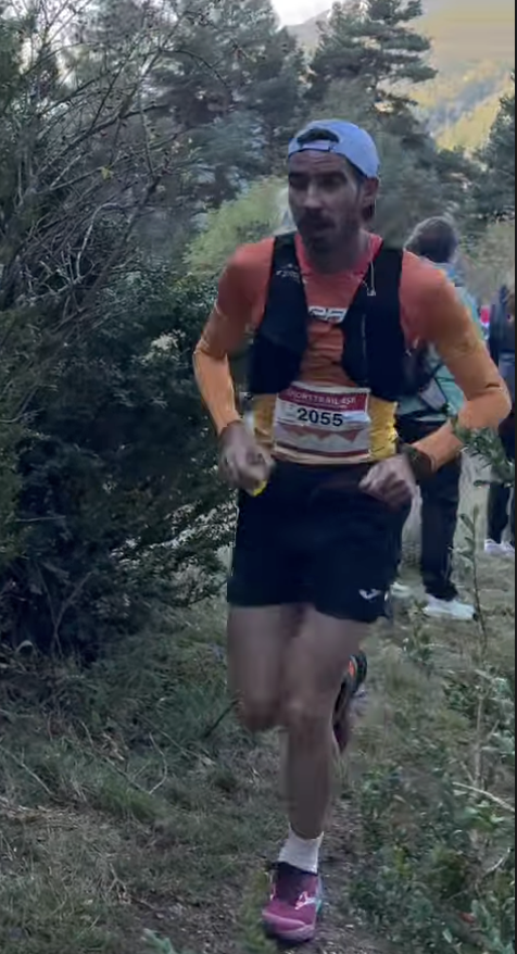 Pablo Bautista, 54º en Short Trail (5:36:02), con sus compañeros Manuel Merillas, Andreu Blanes y Alain Santamaría llevando a España al título por equipos 🥇🇪🇸

#WMTRC2025 #canfrancpirineos