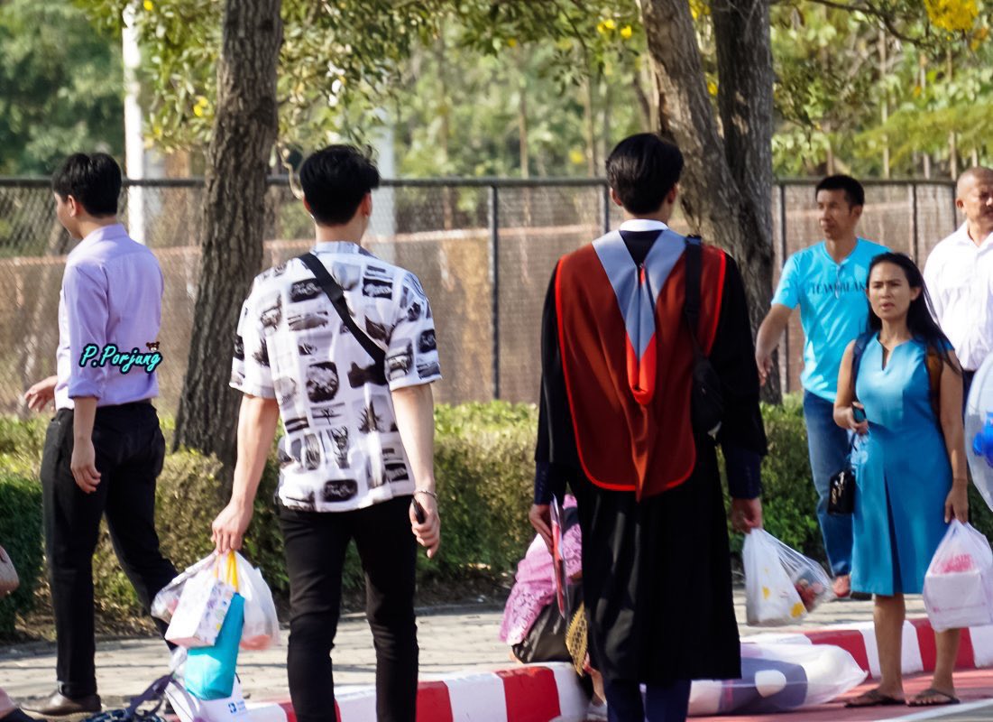 Lumiereoncosmos's tweet photo. "งานรับปริญญาคือร้อนเหนื่อย ลำบาก แต่มีคนยอมนั่งรถเมล์ไปนั่งเฝ้าทั้งวันแปลว่าไร" ยอมเดินลงจากรถเดินร้อน ๆ เพราะกลัวไปไม่ทันด้วยซ้ำ https://t.co/TECAPG9yra