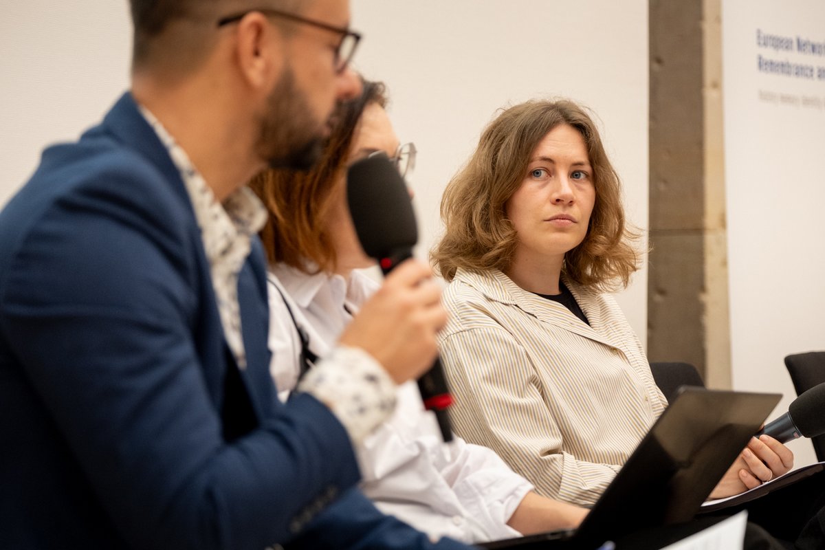 🍂 The #MEMPOP team kicks off autumn activities!
Our researcher Diána Vonnák joined the #GenealogiesOfMemory conference in Berlin, speaking on the curation of stolen &amp; endangered heritage in Ukraine.
👉 Follow our glimpses: mempop.org
📸 Jan Prosiński / ENRS

#ERC