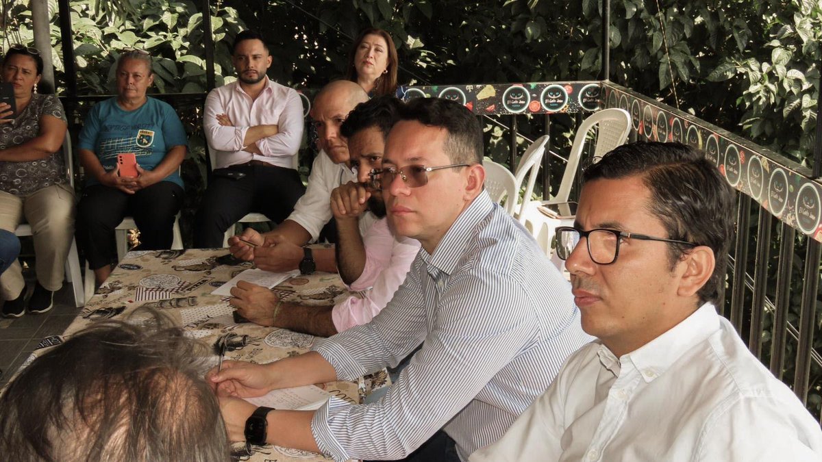 MinInterior's tweet photo. En cumplimiento de sus funciones como alcalde ad hoc de #Cali, en asuntos del Plan de Ordenamiento Territorial (#POT), y designado por el ministro del Interior, @AABenedetti , el viceministro general del Interior, @JaimeBerdugoP , se reunió con habitantes de San Pascual, Altos de Menga y Brisas de los Cristales.

#ConDignidadCumplimos