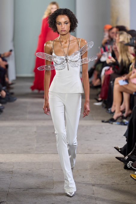 في عرض استثنائي ضمن أسبوع ميلانو للموضة، قدمت دار Blumarine مجموعتها لربيع وصيف 2026، بتوقيع المدير الإبداعي ديفيد كوما.. المجموعة جمعت ببراعة بين الأنوثة الحالمة التي اشتهرت بها الدار، وبين لمسات كوما الجريئة والمعاصرة، مع تلاعب مبدع بالأقمشة والألوان والتطريزات.. للتفاصيل 