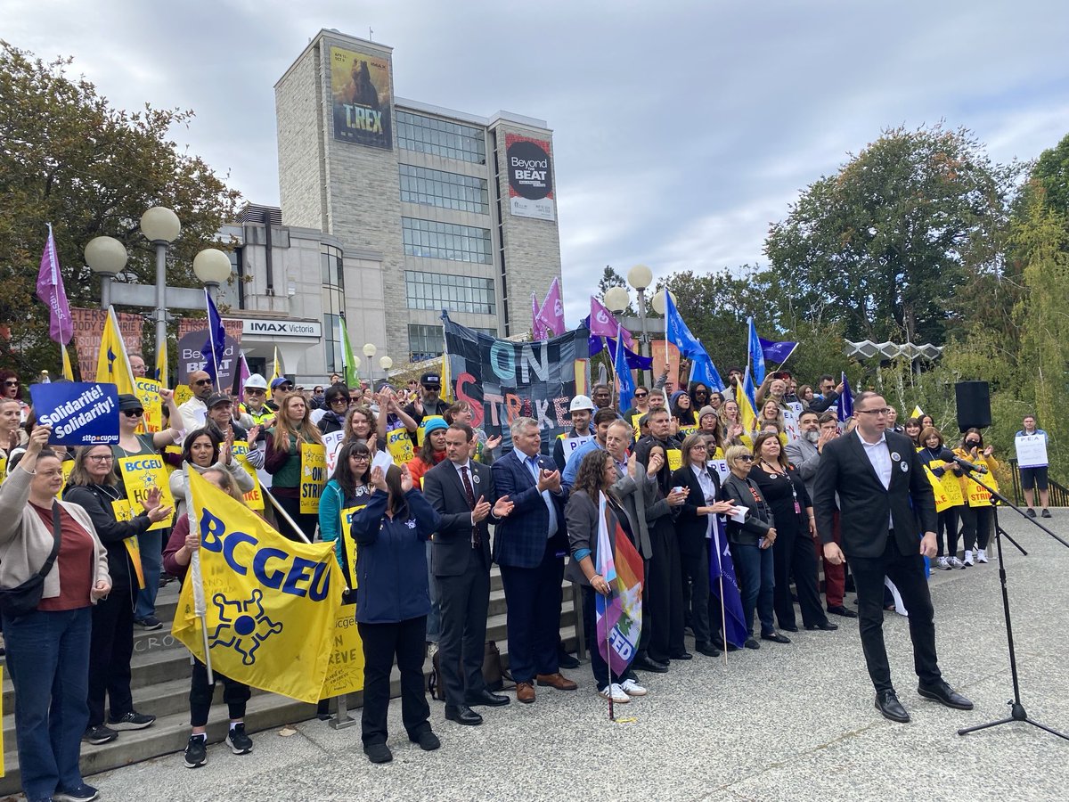 NEW: BCGEU Paul Finch, flanked by striking union members outside the Royal BC Museum, says government reached out last night and they’ll meet at bargaining table Monday.  Picket lines will remain up, but he’s “cautiously optimistic” they’ll reach a fair deal.  #bcpoli