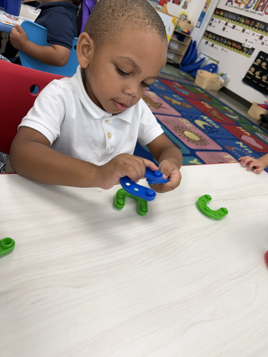 LeonelStem's tweet image. 🍁 Fall is in the air, and learning is in full swing at Castillo! Our Cubs are growing, exploring, and showing off all they’ve learned. 💙🐻 #CastilloCubs #FallLearning @Tejanocenter @ryssonline