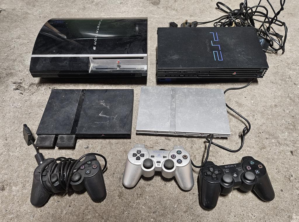 Kyonko_VT's tweet photo. Its the end of the week & a special #KyonkoFinds for you! It's been a while since I've got something from the recycling centre but look what I got:
PS2 OG
PS2 Slim x 2
PS3 OG
Xbox One x 2
Xbox One S x 2
Xbox One X
360
And a NES!
What would you pick? ๐โค๏ธ https://t.co/MUC3I6zsUh