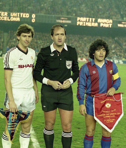 ManUtdHeritage's tweet image. Bryan Robson &amp;amp; Diego Maradona exchange pennants before United take on Barca at the Nou Camp (1984) #MUFC