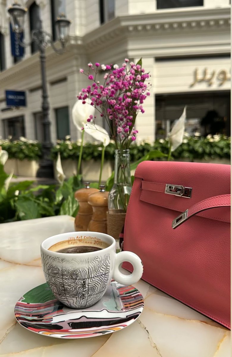 لا تـوجد سعادة دائمة ولا حزن باقٍ ❤️
كلها فواصل لمراحل جديدة فابتسم لأجملها ✨ و تجاهل أتعسها