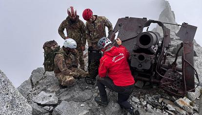 andyblanck1's tweet image. The operations to clear #ww1 ordnance on the #Adamello front have been completed. About 300 artillery shells and an Austro-Hungarian howitzer emerged from the glacier.
#ww1italianfront
Pic: ©Esercito italiano