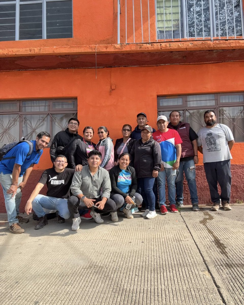 DIF_Oaxaca's tweet photo. En el marco de la Segunda Jornada Nacional de Tequios y Murales, el equipo #DIFOaxaca se sumó al #MegaTequio de Fachadas Primavera en la agencia de San Juan Chapultepec, a través del cual, se fortalece el tejido social y la recuperación de los espacios públicos. https://t.co/MH2GMD2MJ9