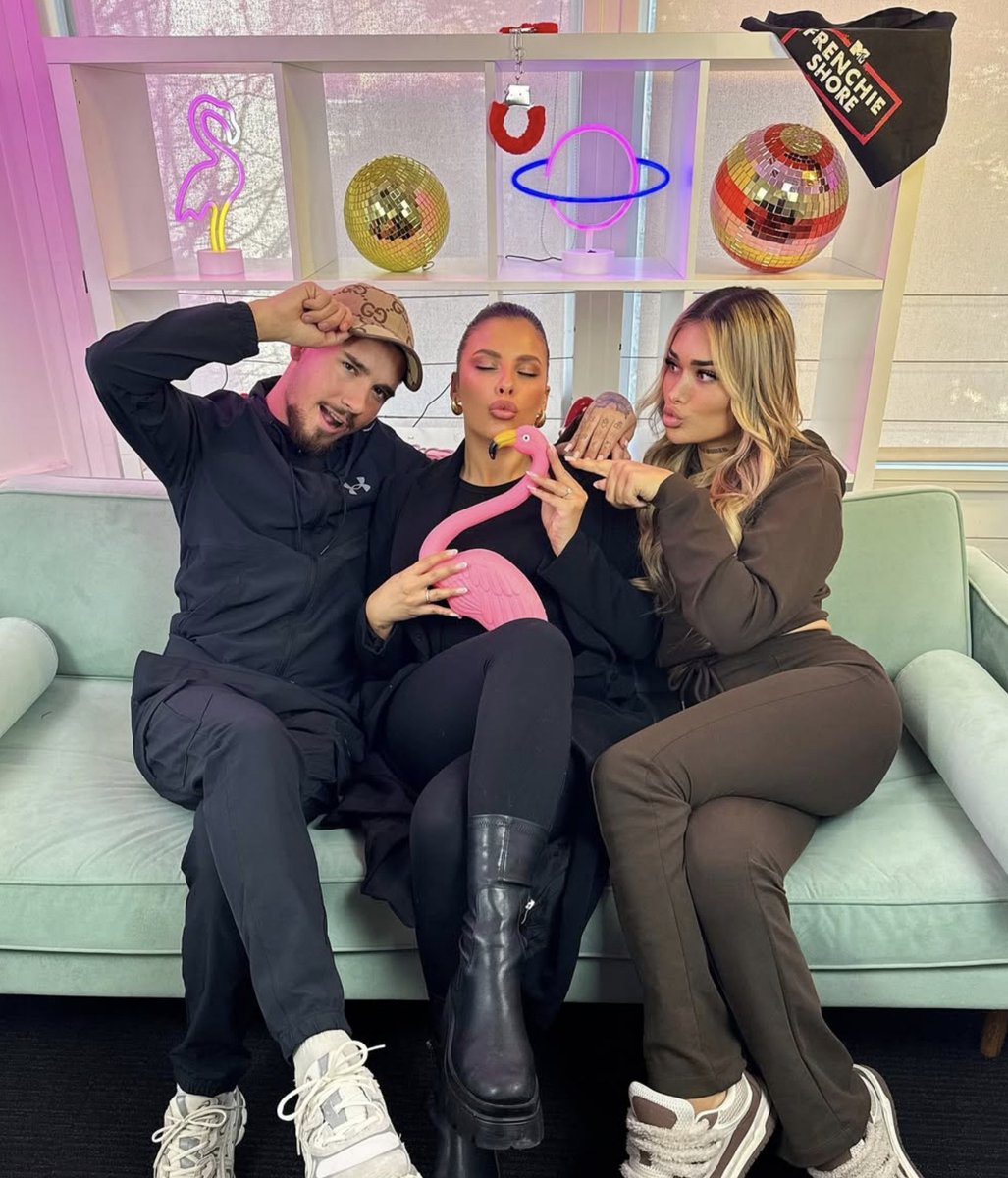 TheGOLINVAL's tweet image. 👀 #trowbackthursday 🎥🦩💜 @ouryelmm @henzau
C’est ça qu’ils veuuuuulent ! 
( instagram.com/la_golinval/ )