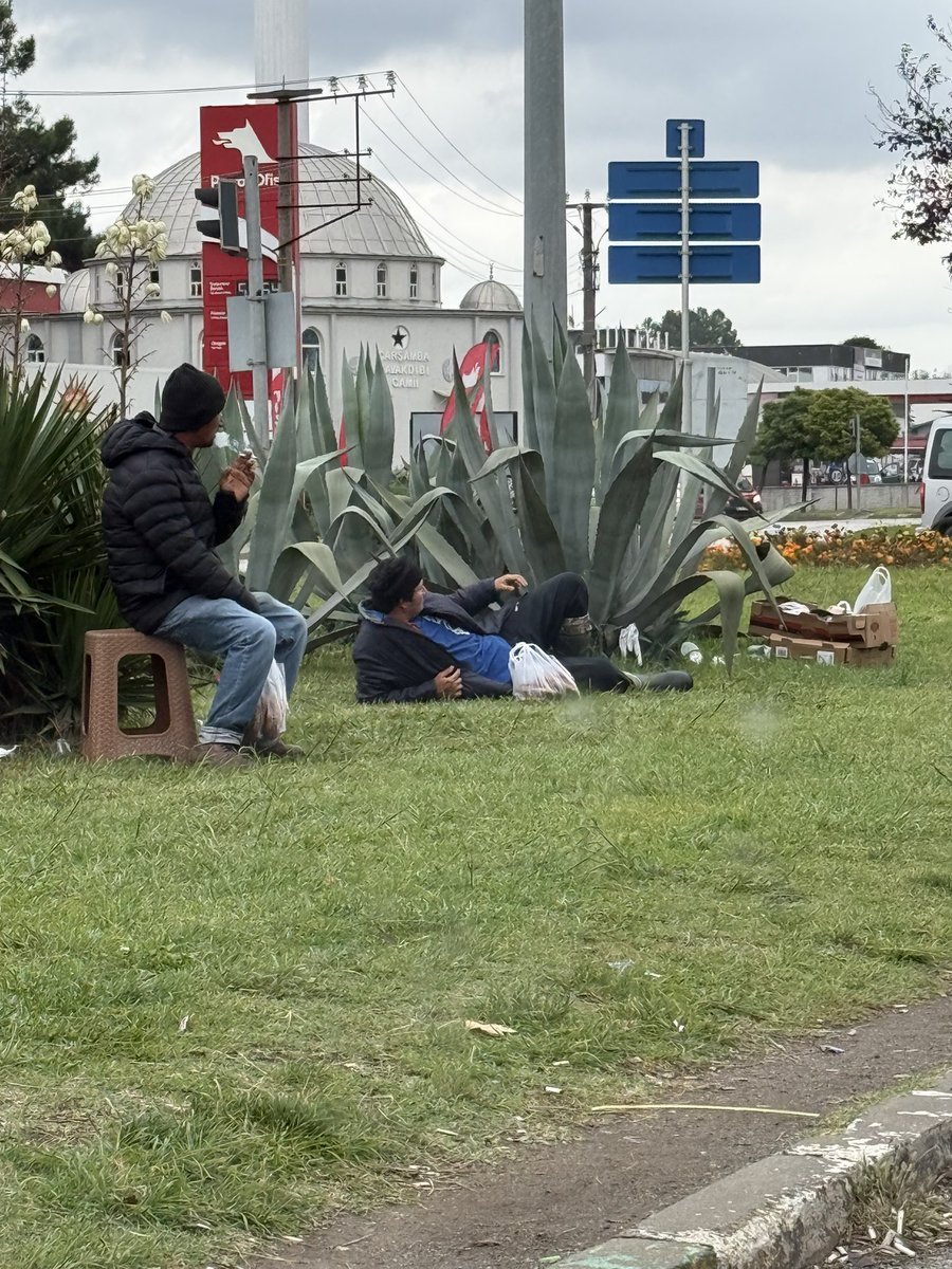 Bugün Samsun  Çarşamba  da çektim bu fotoğrafı. Ve şöyle dedim. 
“ Mutlu olmak için neye ihtiyacımız var ki.? “