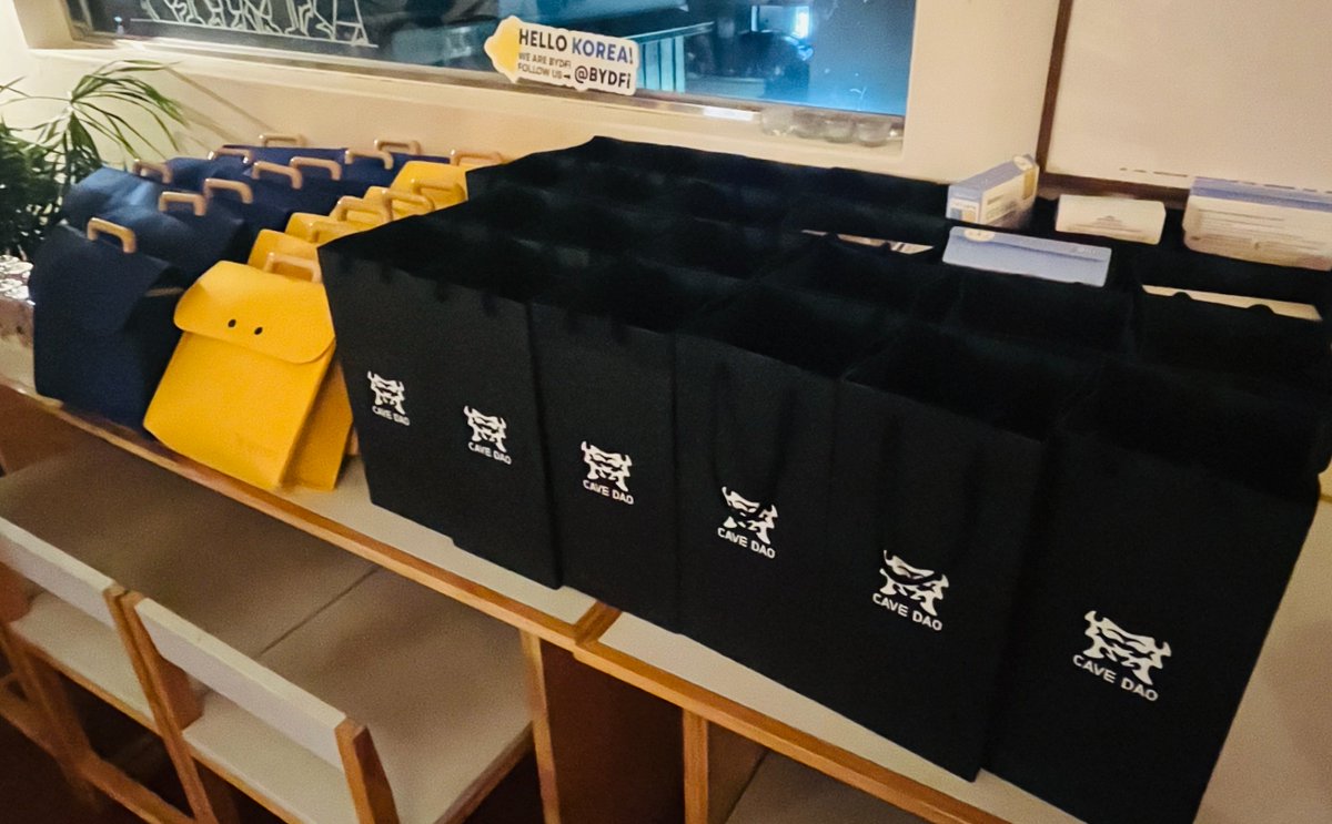 WEB3_TREE's tweet image. &amp;lt;👾CaveDAO The BlackWhales&amp;gt;
2022년 2월, NFT프로젝트 &amp;lt;버그시티&amp;gt; 로 시작한  케이브다오는
3년6개월이란 기간동안 핀시아의 최대 밸리데이터를 거쳐
@KaiaChain 출범의 공헌자로, KCC (카이아 커뮤니티 커미티) 를 통한 
커뮤니티와 생태계의 성장을 촉진시키기 위한 활동과 더불어
LSD프로토콜…