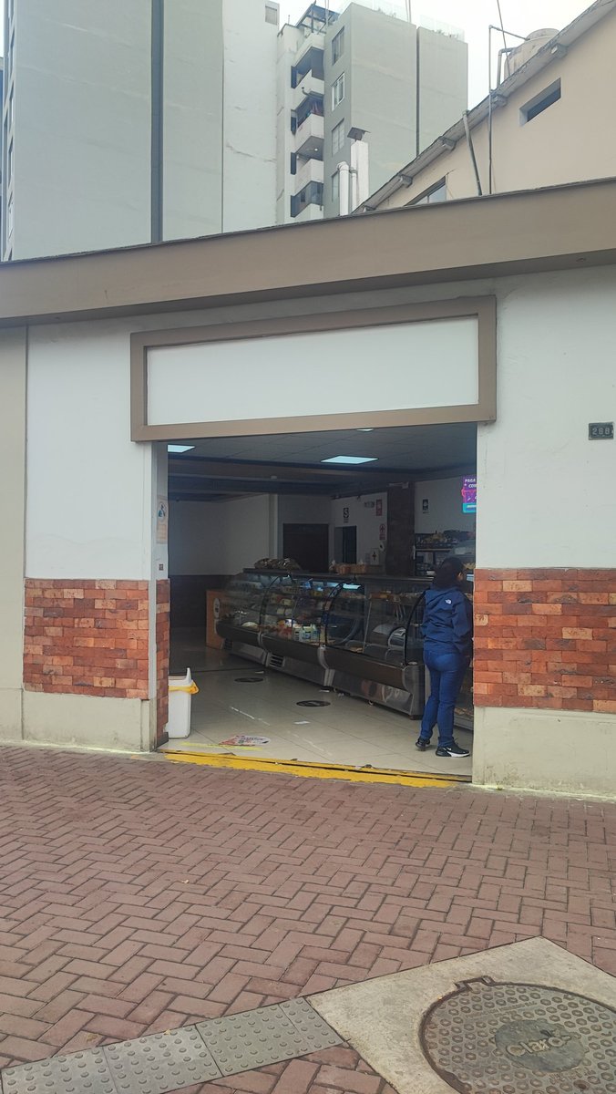 Una de las empanadas de carne que más me gusta de Miraflores. De la panadería Panavino, en la esquina de Borgoño con Enrique Palacios. Se acompaña con su secreto: jugo de limón con ají limo, que contrasta deliciosamente con el ligero dulzor de la masa de esta empanada ☺️