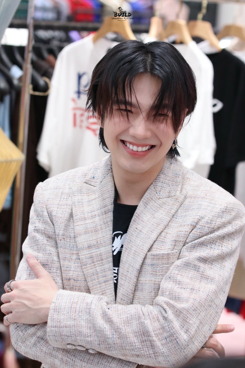 Your smile can heal a soul without words💙✨🥰😘

BUILD EXCLUSIVE COLLABORATION

#ISSUEFashionShowxBuild

#BuildJakapan <a href="/JakeB4rever/">BIU.</a> 
#Beyourluve