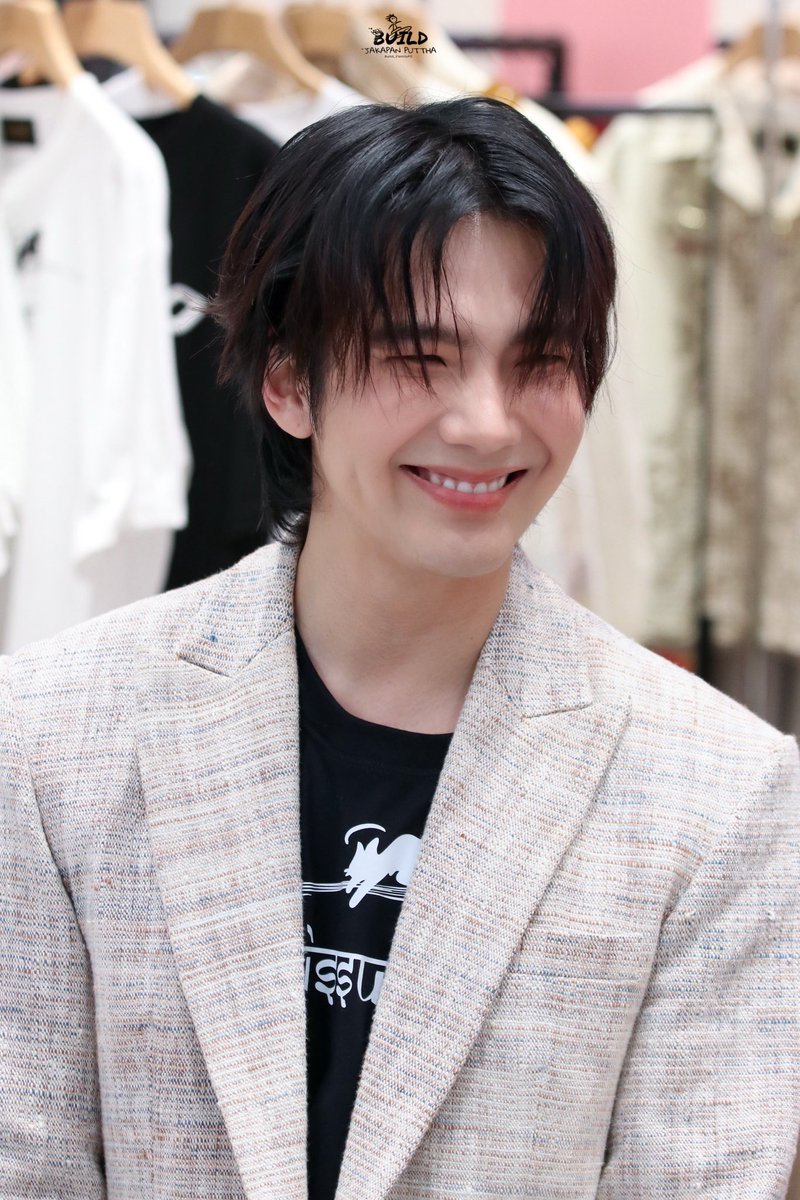 Build_FamilyFC's tweet photo. Your smile can heal a soul without words💙✨🥰😘

BUILD EXCLUSIVE COLLABORATION

#ISSUEFashionShowxBuild

#BuildJakapan @JakeB4rever 
#Beyourluve https://t.co/JVlKxnOfHT