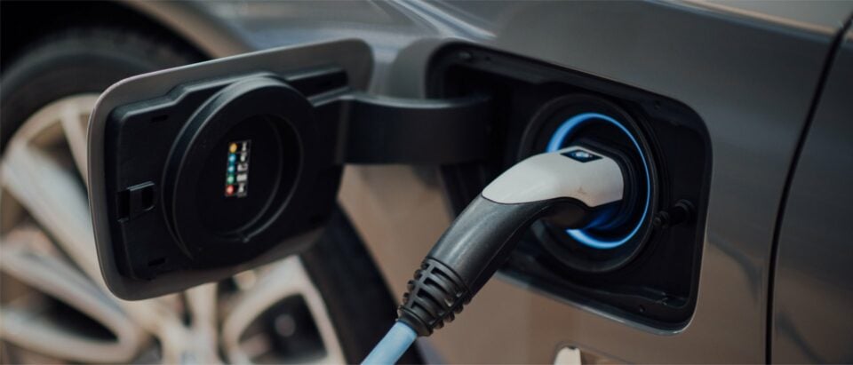 Seid Ihr bescheuert? Wieso soll ich auf den selbst produzierten Strom eine Abgabe bezahlen und so die Amortisationszeit der Anlage wieder verlängern?

"Bei der Variante «Ladestrom» würde analog der Mineralölsteuer eine  Steuer auf den Strom beim Laden erhoben. Die Steuer würde