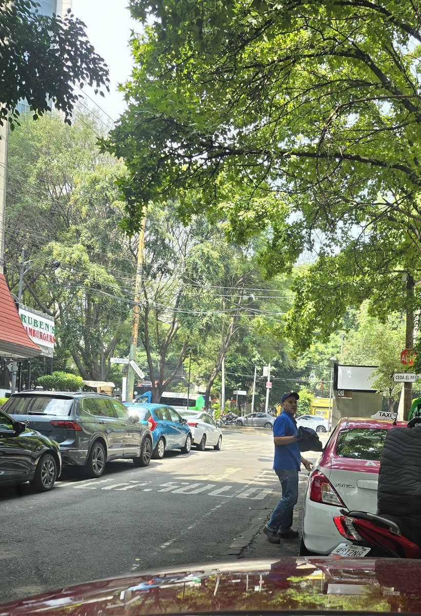 wordsdyk's tweet photo. @BJAlcaldia @UCS_GCDMX Buenas tardes, nos pueden ayudar a quitar los franeleros de la zona @ColDelValleBJ en la calle Eugenia casi esquina con insurgentes. La calle tiene autos hasta en 3er fila gracias a ellos, además de ser agresivos si no les das dinero. https://t.co/xh3fnBjrtU