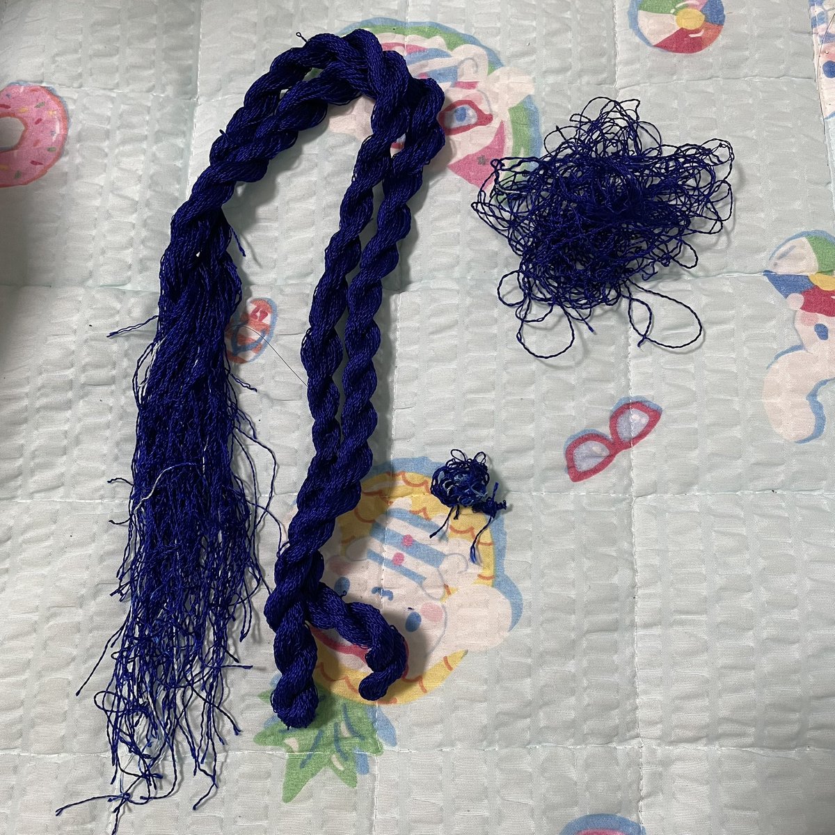 남은 실 정리했담.. 옆에 실뭉치는 너무 짧은데 들쭉날쭉이라 엉킨 것만 풀어줌.