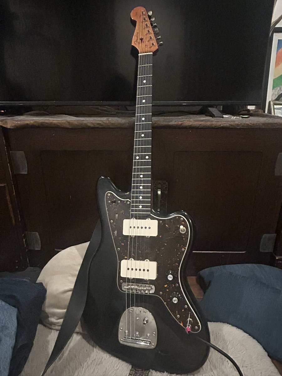買ったジャズマス泣きそうになる音出るのホントに好きだわ、ゴリゴリの改造しようと思ってたけどやめようかな。
