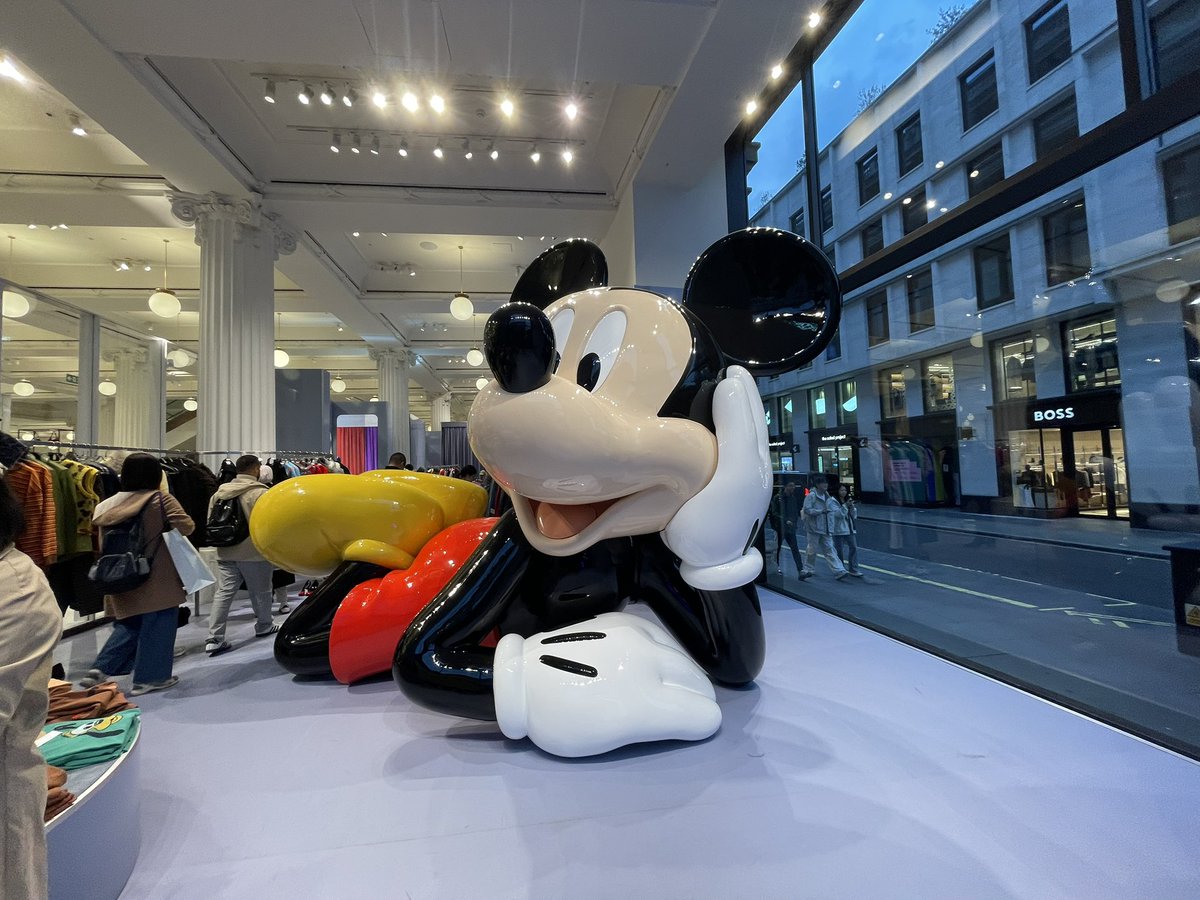 ma___uk's tweet photo. ZARA✖︎disney
セリフリッジの入り口にあった
お目当てがなかったのと、もう一つのお目当て（3枚目写真）はまさかのスカートが激重で価格が£59と、悩みに悩んで買わなかった😭 https://t.co/meosXo1hpg
