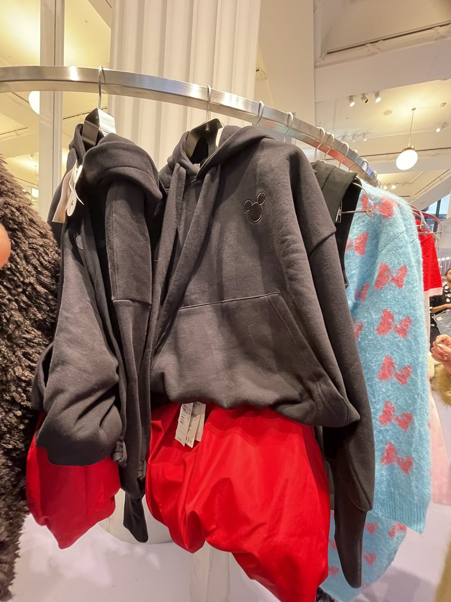ma___uk's tweet photo. ZARA✖︎disney
セリフリッジの入り口にあった
お目当てがなかったのと、もう一つのお目当て（3枚目写真）はまさかのスカートが激重で価格が£59と、悩みに悩んで買わなかった😭 https://t.co/meosXo1hpg